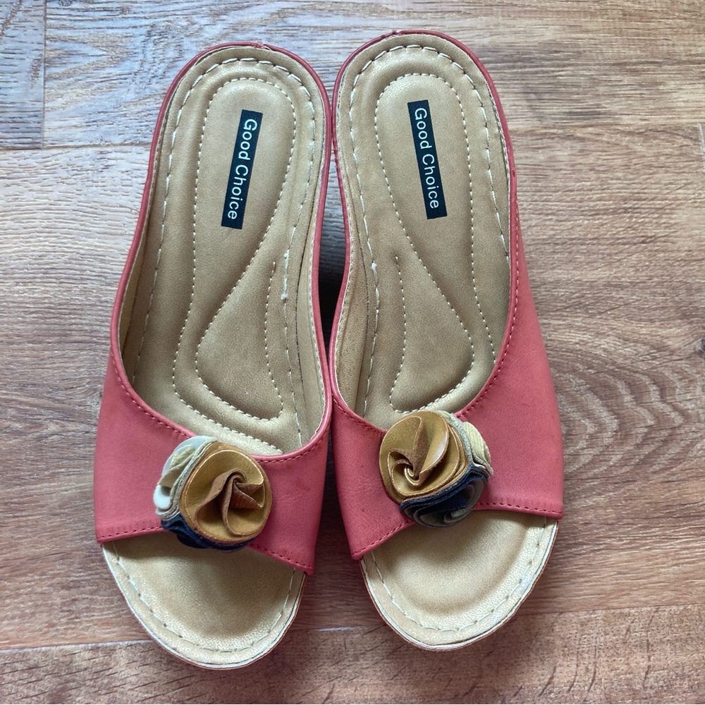 Good Choice Pink and Tan floral open toe wedge sandals rose detail - Picture 7 of 7